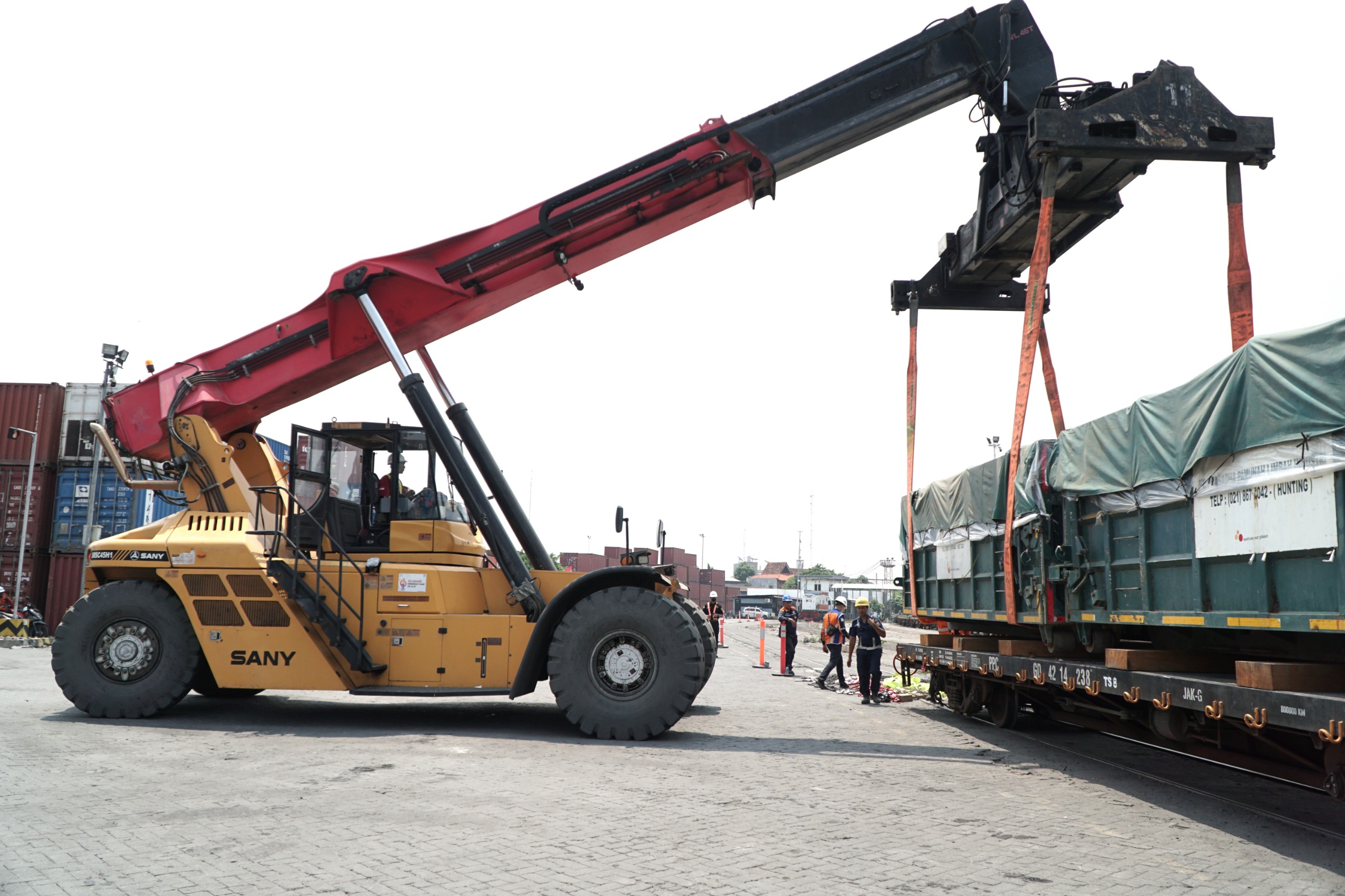 Angkutan Peti Kemas KAI Logistik