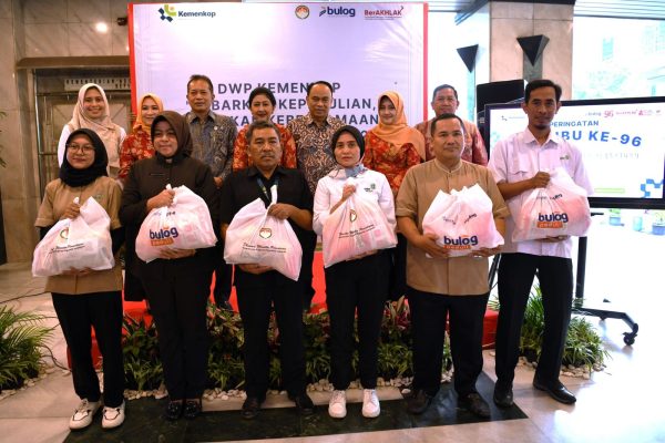 Menkop, pada acara peringatan Hari Ibu ke-96 dan HUT Dharma Wanita Persatuan (DWP) di Kantor Kementerian Koperasi, Jakarta, Senin (23/12)