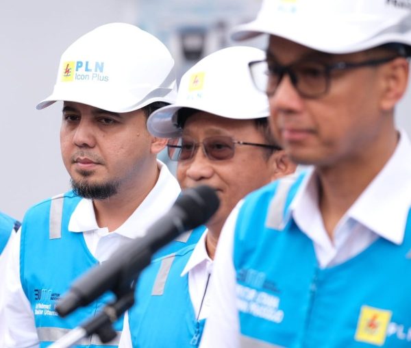 Direktur Utama PLN Darmawan Prasodjo meninjau langsung salah satu SPKLU yang terletak di Rest Area KM 379A Ruas Batang-Semarang