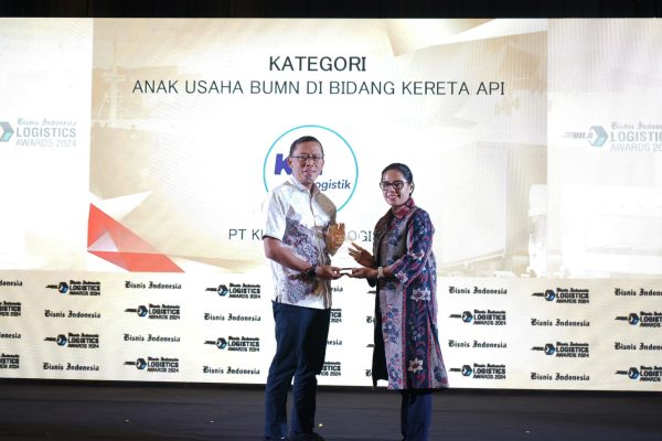 Direktur Utama, Fredi Firmansyah dari KAI Logistik menerima penghargaan dengan kategori Anak Usaha BUMN di Bidang Kereta Api