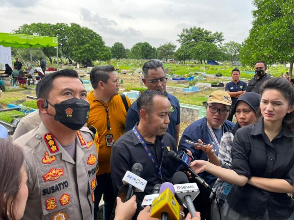 Kapolres Metro Jakarta Pusat Kombes Susatyo Purnomo Condro di dampingi Wakil Ketua KPAI Jasra Putra Hadiri Proses Ekshumasi TPU, Semper, Cilincing, Jakarta Utara, Selasa (17/12/2024