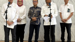 Menteri Ketenagakerjaan RI, Yassierli (kiri) saat ditemui usai Sertijab di Kantor Kementerian Ketenagakerjaan RI