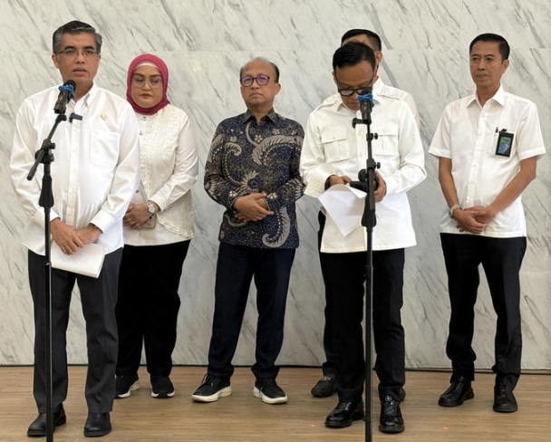 Menteri Ketenagakerjaan RI, Yassierli (kiri) saat ditemui usai Sertijab di Kantor Kementerian Ketenagakerjaan RI
