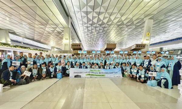Para jamaah Umrah Spesial AMITRA 2024 berfoto bersama sebelum keberangkatan menuju Tanah Suci (0412)