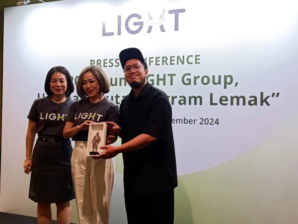 Foto kiri ke Kanan: Chief Marketing Officer dari LIGHT Group, Anna Wibowo tengah dr. Grace Judio-Kahl MSc, MH, CHt, Dipl.AAAM, CEO dan pendiri LIGHT Group, Kanan Seniman Widyasena Nurrachmat (Dok: Beritakota.id)