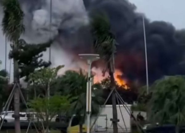 Api dengan asap hitam membumbung tinggi di area pergudangan Pantai Ibdah Dadap, Jalan Raya Prancis, Kecanatan Kosambi, Kabupaten Tangerang, Jumat (31/1/2025) (Foto: RRI)
