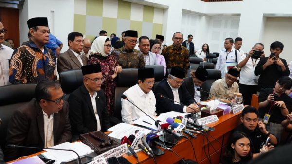 Menag dan Ketua Komisi VIII DPR memberikan keterangan pers usai Raker di Gedung DPR, Jakarta, Senin (6/1/2024).