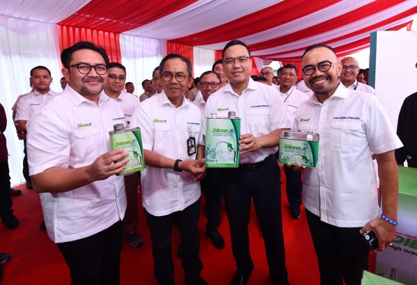 Direktur Utama PT Pertamina (Persero), Simon Aloysius Mantiri, Direktur Utama Kilang Pertamina Internasional, Taufik Aditiyawarman, Direktur Utama Pertamina Patra Niaga, Riva Siahaan dan Komisaris Independen Pertamina Patra Niaga Prabunindya Revta Revolusi memegang Produk Diesel X di Kilang Pertamina Internasional RU VI Balongan, pada kamis (30/1).