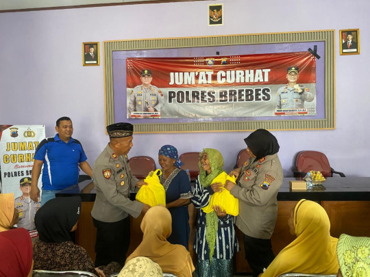 Baksos Polri Presisi, Polres Brebes, Sambut Ramadhan, sembako gratis - Ismail