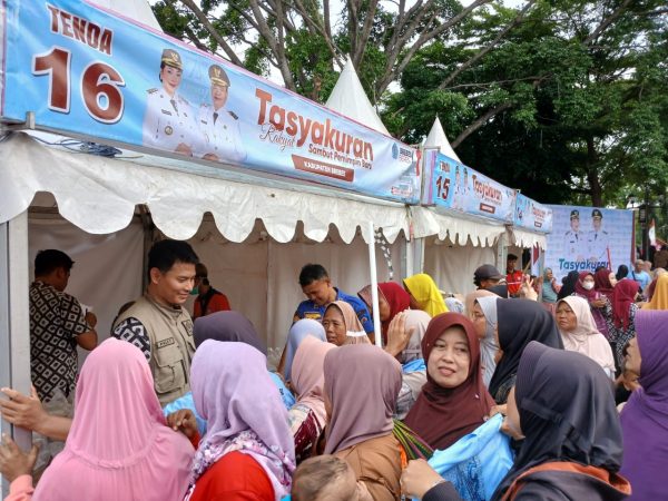 Ribuan warga memadati Alun-alun Brebes untuk mengikuti acara tasyakuran pelantikan Bupati Brebes, Paramitha Widya Kusuma, dan Wakil Bupati Brebes, Wurja, pada Kamis (20/2/2025).