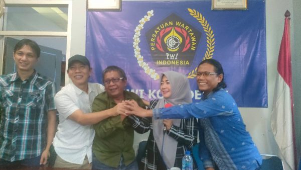 Depok, Anggota DPRD Kota Depok dari Fraksi Golkar, Supriyanti, bersilaturahmi ke Kantor Persatuan Wartawan Indonesia (PWI) Kota Depok untuk mengklarifikasi insiden pengusiran wartawan saat meliput kegiatan resesnya