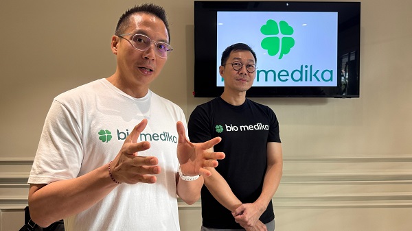 Foto Kiri ke Kanan: Yves Adrian Wanandy Direktur Utama Bio Medika bersama dr. Edy Sukoto, Sp.PK General Manager Operasional Bio Medila, sedang menjelaskan mengenai Bio Medika beserta cabang-cabangnya saat acara Pembukaan Klinik Bio Medika Kelapa Gading, Jakarta Utara, Sabtu, tgl 15 Februari 2025 setelah Renovasi dengan Wajah Baru. (Foto/Bio Medika)