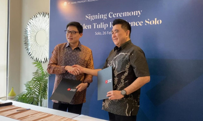 Ki-ka : Bapak Leonard Ong : Business Development Manager PT Maha Properti Indonesia, tbk bersama Bapak Eduard Rudolf Pangkerego Chief Operating Officer Artotel Group saat acara Signing Ceremony Golden Tulip Residence Solo di Apsara Tower Apartemen, Solo Jawa Tengah, Rabu, tgl 26 Februari 2025