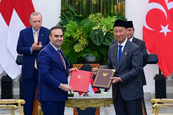 Menteri Perindustrian dan Teknologi Turki, H.E. Mehmet Fatih Kacir dan Menteri Perindustrian RI Agus Gumiwang Kartasasmita menandatangani Memorandum Saling Pengertian (MSP) untuk pembentukan Komite Bersama tentang Kerja Sama Industri, disaksikan oleh Presiden RI Prabowo Subianto serta Presiden Republik Turki Recep Tayyip Erdoğan dalam pertemuan kedua negara di Istana Kepresidenan Bogor, 12 Februari 2025. (foto: BPMI Sekretariat Presiden)