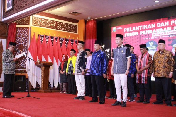 Wakil Gubernur Jambi Drs. H. Abdullah Sani, M.Pd.I mengukuhkan Pengurus Forum Pembauran Kebangsaan (FPK) Provinsi Jambi Periode Tahun 2024-2026, bertempat di Auditorium Rumah Dinas Gubernur Jambi, Rabu (12/02/2025). (Sobirin/(Diskominfo Provinsi Jambi)