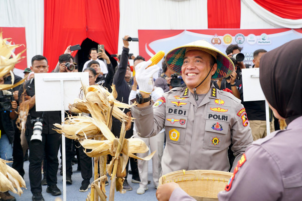 Irwasum Polri Pimpin Panen Jagung Serentak di Madiun