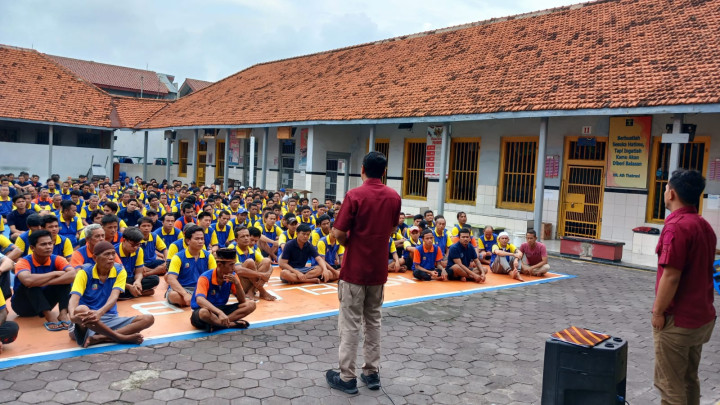 Lembaga Pemasyarakatan Kelas IIB Brebes berikan pengarahan kepada Warga Binaan Pemasyarakatan (WBP), Kamis sore (27/03). (Beritakota.id/Ismail)