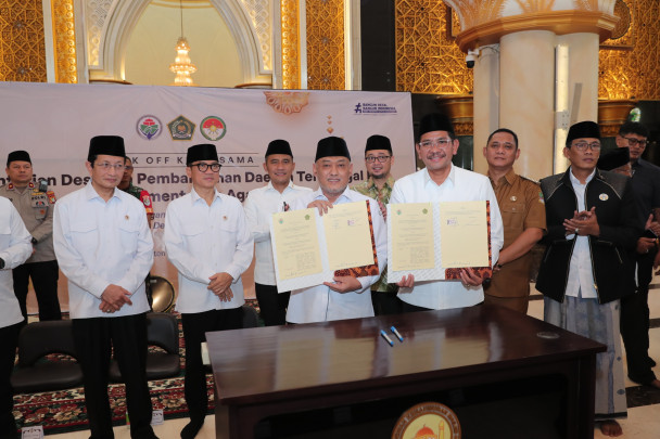 Kementerian Agama (Kemenag) melaksanakan Kick Off Kerjasama dalam pencanangan Pemberantasan buta huruf Al Quran dan Satu Desa Satu Majelas Taklim pada Senin (2432025) di Masjid Izzatul Islam Grand Wisata Desa Lambangsari Kecamatan Tambun Selatan, Kabupaten Bekasi.