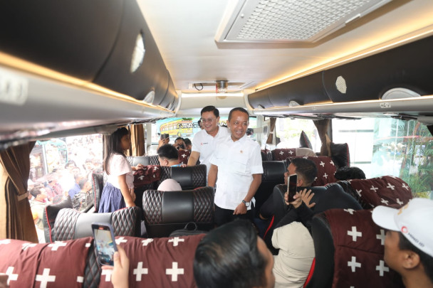 Menteri ESDM Bahlil Lahadalia dan Wakil Direktur Utama MIND ID Dany Amrul Ichdan hadir secara langsung untuk melepas peserta mudik di Jakarta, Kamis (27/3/2025) (Foto/MIND ID)