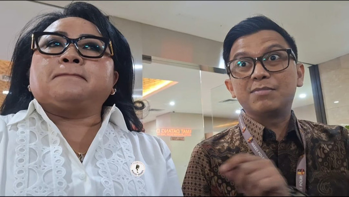 Maria Christina (kiri) bersama kuasa hukumnya, Taufiq Hidayat (kanan) melaporkan terkait kasus kebocoran data yang diduga dilakukan oleh pegawai DJKI dan imigrasi. (Foto Humas)