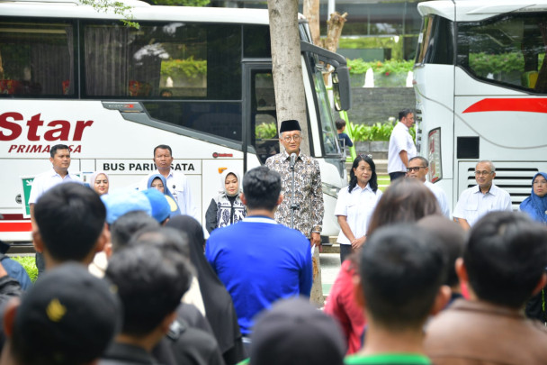 Menteri PU Dody Hanggodo melepas keberangkatan para pemudik dalam program mudik lebaran gratis 2025 (Foto/Kementerian PU)