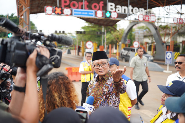 Menteri Pekerjaan Umum (PU) Dody Hanggodo melakukan peninjauan akses jalan nasional menuju Pelabuhan Bandar Bakau Jaya (BBJ), dan Pelabuhan Ciwandan di Provinsi Banten, Selasa (25/03/2025). (Foto/Kementerian PU)