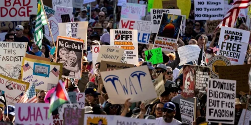 Aksi demo ratusan ribu warga AS soal kebijakan Presiden AS, Donald Trump dan Elon Musk. Foto: Istimewa