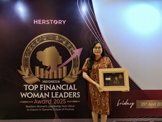 "Penerimaan penghargaan Indonesia Top Financial Woman Leaders 2025 atas nama Ibu Esther Sri Harjati, Direktur FIFGROUP, yang diwakili oleh Ibu Theresia Muliani selaku General Support, Security, and Building Management Division Head FIFGROUP."