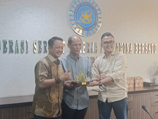 Foto kiri ke kanan: Presiden FSPPB Arie Gumilar, tengah Ekonom Senior Ichsanuddin Noorsy dan Ketua Forum Komunikasi Wartawan Sobat Energi Untung Sarwo Kaloko (Beritakota.id/Fadli)