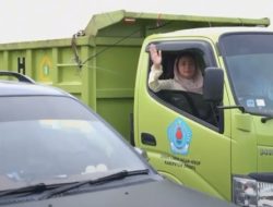 Bupati Brebes Turun Langsung: Setir Truk Sampah & Pimpin Aksi Jumat Bersih