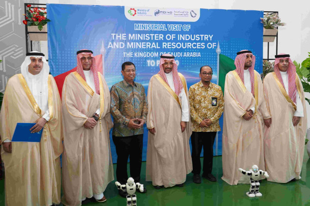 Menteri Industri dan Sumber Daya Mineral Kerajaan Arab Saudi, Bandar bin Ibrahim Alkhorayef (tengah) berfoto bersama dengan Kepala Badan Pengembangan Sumber Daya Manusia Industri (BPSDMI) Masrokhan (ketiga kiri) serta Direktur Jenderal Industri Logam, Mesin, Alat Transportasi, dan Elektronika (ILMATE) Setia Diarta (ketiga kanan) seusai melakukan kunjungan di Pusat Industri Digital Indonesia (PIDI 4.0) Jakarta, (Dok/Kemenperin)