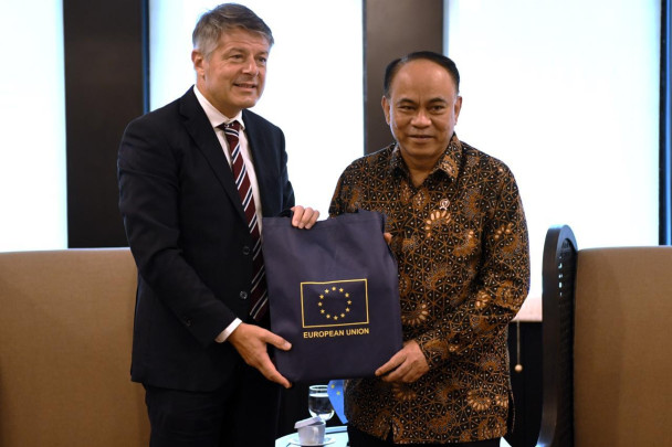 Menkop Budi Arie Setiadi menerima kunjungan kehormatan Duta Besar Uni Eropa untuk Indonesia, Mr. H.E Denis Chaibi dan delegasi di Jakarta, Jumat (11/4). (Foto/Kemenkop)