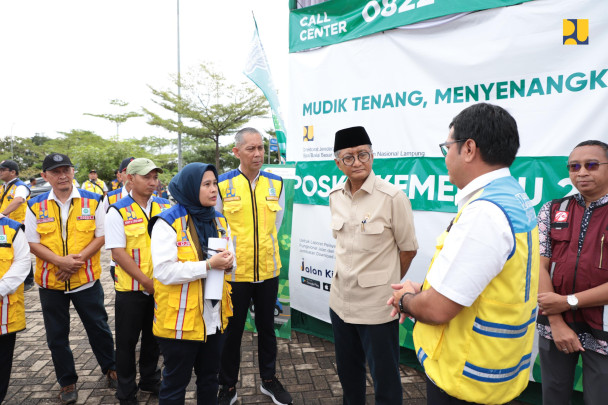 Menteri Pekerjaan Umum (PU) Dody Hanggodo meninjau kesiapan Jalan Tol Trans Sumatera (JTTS) ruas Bakauheni. (Dok/Kementerian PU)