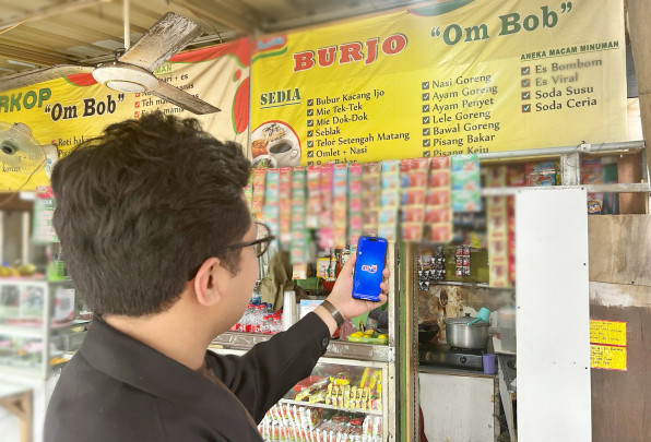Konsumen gunakan aplikasi Bank Raya (AGRO) (Foto/Bank Raya)