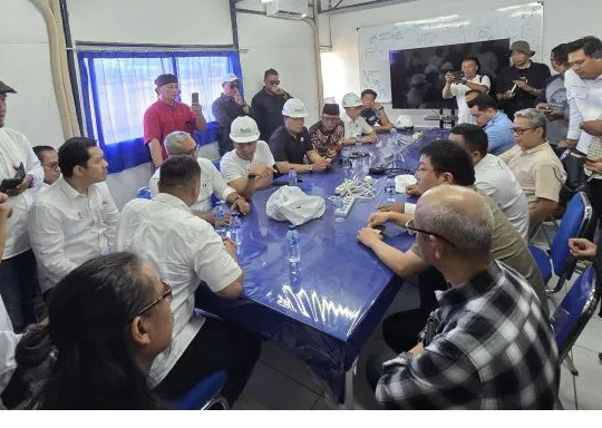Tangkapan layar video viral Kadin Cilegon dan ormas meminta jatah proyek pembangunan Chandra Asri Alkali. [Istimewa]