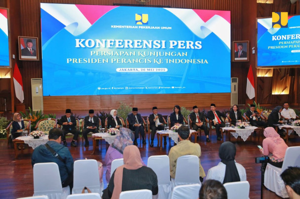 Menteri Pekerjaan Umum (PU) Dody Hanggodo didampingi Wakil Menteri PU Diana Kusumastuti menggelar konferensi pers pada Senin (26/5/2025) di Auditorium Kementerian PU, Jakarta. Dalam kesempatan tersebut, Menteri Dody menyampaikan sejumlah hal strategis yang tengah menjadi fokus Kementerian PU, mulai dari persiapan kunjungan kenegaraan Presiden Prancis Emmanuel Macron