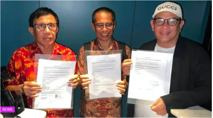 Foto kiri ke kanan: Ketua Umum PWI hasil Kongres Bandung, Hendry Ch Bangun dan Ketua Umum PWI hasil Kongres Luar Biasa, Zulmansyah Sekedang dimediasi oleh Dahlan Dahi, anggota Dewan Pers (Tengah), membuat Kesepakatan Jakarta, Jumat (16/5/2025) (Foto/PWI)