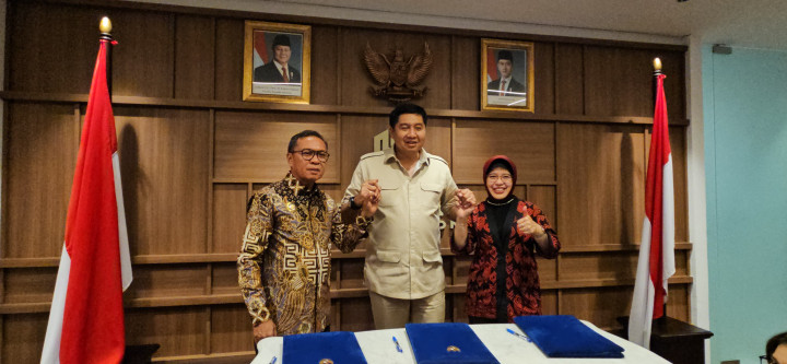 Menteri PKP Maruarar Sirait bersama Bupati Halmahera Tengah Ikram Malan Sangadji dan Kepala Badan Pusat Statistik (BPS) Amalia Adininggar Widyasanti. (Foto/Kementerian PKP)