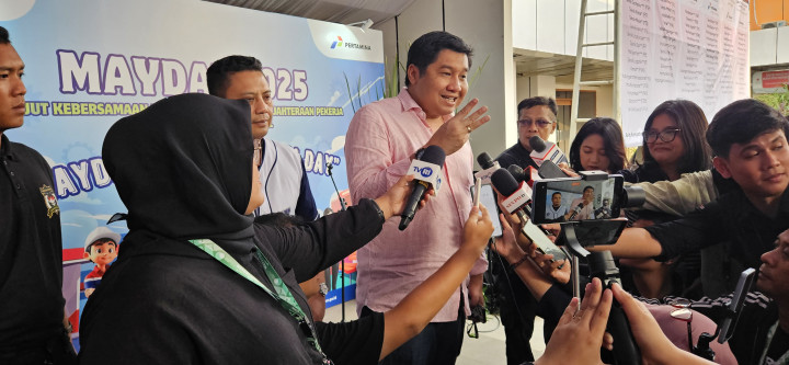 Menteri Perumahan dan Kawasan Permukiman (PKP) Maruarar Sirait menyerahkan 100 kunci rumah subsidi untuk para buruh dalam rangka memperingati Hari Buruh pada 1 Mei 2025 (Kementerian PKP)