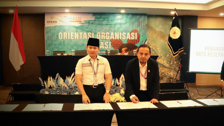 APKASI bersama PLN Icon Plus menandatangani Memorandum of Understanding (MoU) untuk bersinergi Aselerasi Digital and Green Lifestyle Enabler diantaranya pengembangan jaringan telekomunikasi, solusi digital, Pembangkit Listrik Tenaga Surya (PLTS), dan infrastruktur kendaraan listrik (EV).