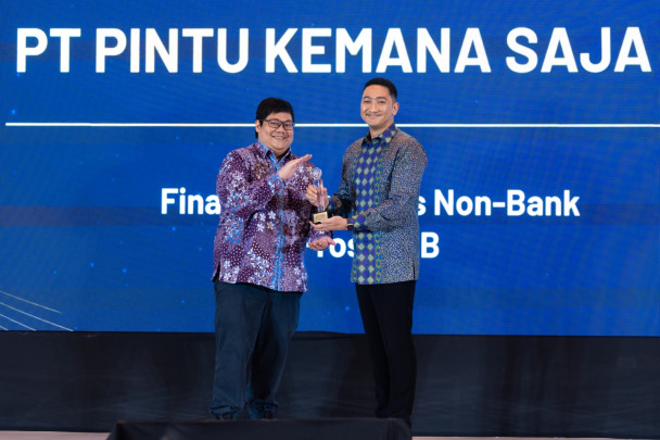 (Kanan) General Counsel PINTU Malikulkusno Utomo (Dimas) menerima penghargaan NOTABLE ENTERPRISE IN REGULATORY COMPLIANCE (Gold) di sektor FINANCIAL SERVICES NON-BANK pada Indonesia Regulatory Compliance Awards 2025 yang dipersembahkan oleh Hukumonline