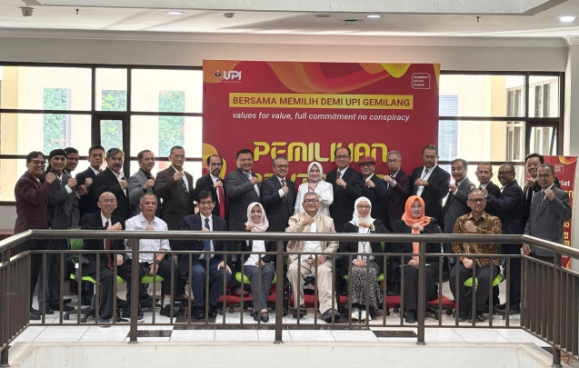 Anggota MWA UPI bersama Bakal Calon Rektor UPI di University Center, Kampus Bumi Siliwangi UPI, Jalan Setiabudhi 229 Kota Bandung.