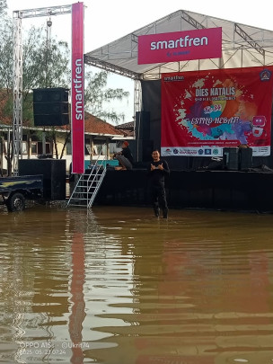 Banjir rob setinggi betis orang dewasa genangi acara dies natalis ke-34 SMP 3 Losari Brebes (Beritakota.id/Ismail)