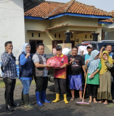 Dinas Pekerjaan Umum (DPU) Kabupaten Brebes bersama Dharma Wanita Persatuan DPU segera bergerak memberikan bantuan untuk korban banjir (Beritakota.id/Ismail)