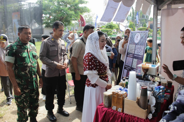 Bupati Brebes, Hj. Paramitha Widya Kusuma saat meninjau stand kopi di Feskotik 2025 (istimewa)