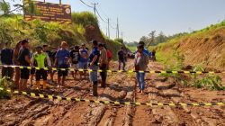 Geram Bertahun-tahun Tak Diperbaiki, Warga Ketanggan Tanam Pohon di Jalan Rusak