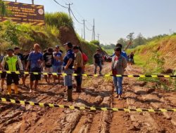 Geram Bertahun-tahun Tak Diperbaiki, Warga Ketanggan Tanam Pohon di Jalan Rusak