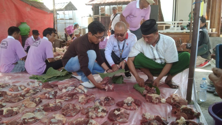 Ridhohul Khukam, crazy rich Brebes membungkus daging kurban menggunakan daun jati sebagai pengganti kantong plastik.