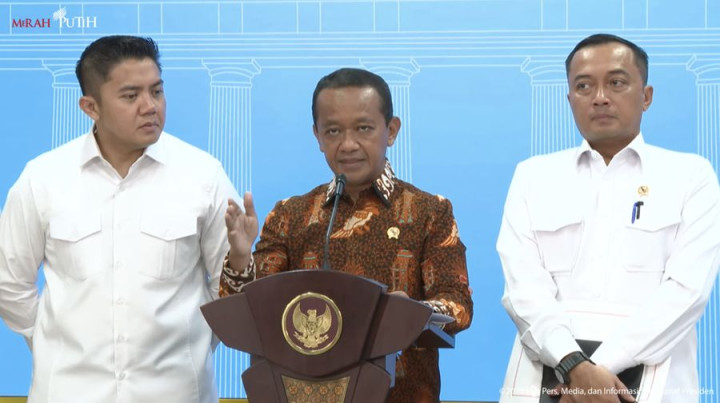 Kiri-Kanan) Sekretaris Kabinet (Seskab), Teddy Indra Wijaya, Menteri ESDM, Bahlil Lahadalia, dan Menteri Sekretaris Negara, Prasetyo Hadi saat menyampaikan Keterangan Pers Terkait Pencabutan 4 IUP di Raja Ampat, di Istana Negara, Selasa (10/6/2025). (Tangkapan Layar Youtube/Sekretariat Presiden)