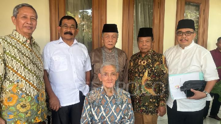 Forum Purnawirawan Prajurit TNI (FPP TNI) menemui Wakil Presiden ke-6 Republik Indonesia, Jenderal TNI (Purn.) Try Sutrisno, di kawasan Menteng, Jakarta Pusat